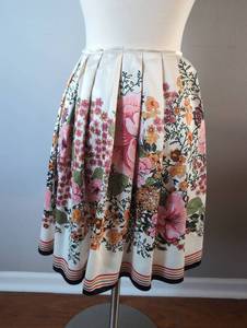 lot 2967 image: Old Navy Mixed Floral Print A-Line Midi Skirt Size 6