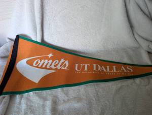 lot 2979 image: University of Texas at Dallas Comets Pennant - new