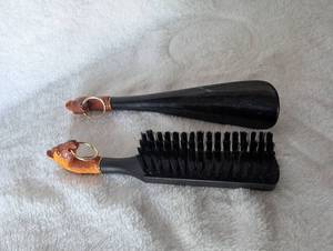 lot 2984 image: Horse Head Handle Clothes Brush and Shoehorn Set
