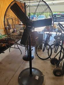 lot 16 image: Central Machinery 32 Inch Pedestal Shop Fan