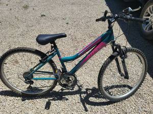 lot 21 image: Huffy Womens Mountain Bike Teal Pink
