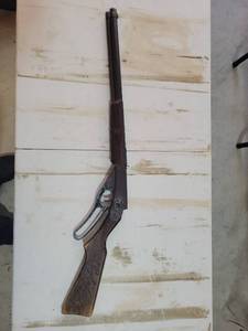 lot 23 image: Daisy Red Ryder BB Gun
