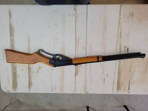 lot 26 image: Daisy- red ryder Lever Action BB Gun with Dragon Engraving