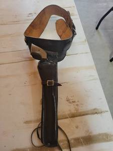 lot 28 image: Western Cowboy Gun Belt Holster Set with bb gun revolver