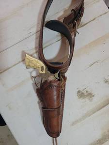 lot 29 image: Western Cowboy Gun Belt Holster Set with Decorative Revolver