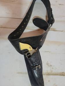 lot 31 image: Western Cowboy Cap Gun with Leather Holster Set