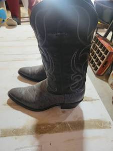 lot 65 image: Black Leather Cowboy Boots size 9.5d