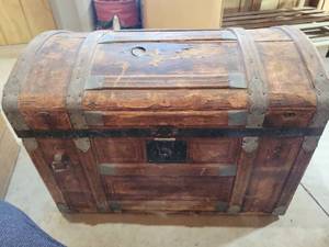 lot 70 image: Wooden Steamer Trunk with Metal Hardware and Interior Compartments 28in long