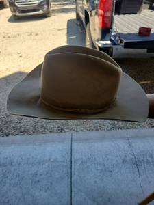 lot 74 image: Size 7.5 Tan Felt Western Cowboy Hat with Hatband