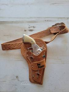 lot 83 image: Roy Rogers Cap Gun with Leather Holster Set