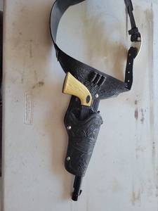 lot 87 image: Western Style Cap Gun Revolver with Holster Set
