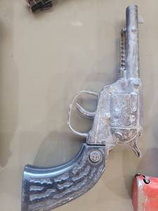 lot 90 image: Decorative plastic Revolver Pistol