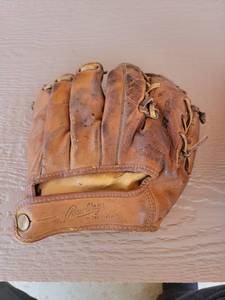 lot 127 image: 1950s rawlings Heart of the Hide Baseball Glove HOH