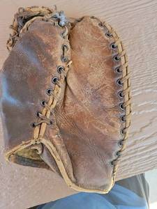 lot 130 image: Leather Baseball Catchers Mitt 1930s to 40s