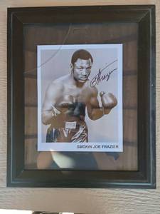 lot 158 image: Smokin Joe Frazier Signed Boxing Photo Framed. Frame on glass is broken. See photos