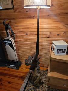 lot 252 image: Rustic Driftwood single shot 12 gauge shotgun lamp
