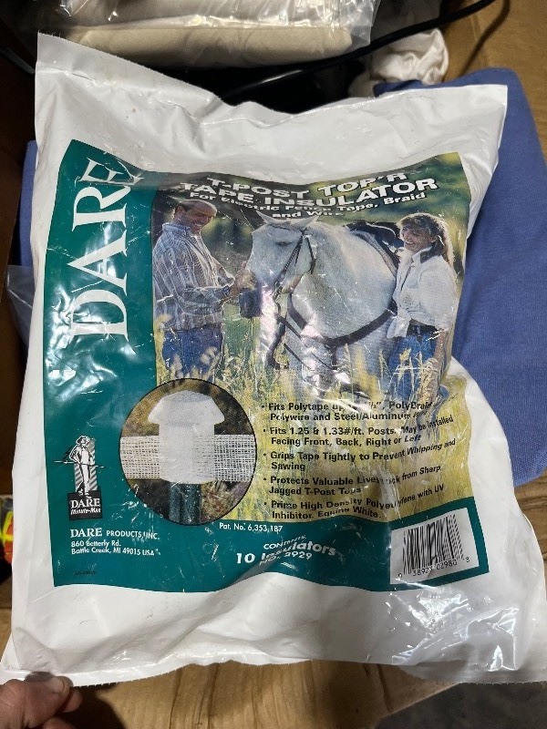 lot 183 image: Dare T-POST TOPR TAPE INSULATOR For Electric Fence Tape, Braid and Wire Pack - Bundle of 10 Pieces