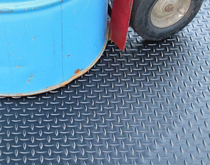 lot 17 image: Quality Diamond Plate Rubber Flooring - Black - 4 x 15