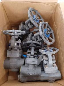lot 14080 image: Box Of Valve Controls