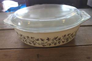 lot 4854 image: Vtg. Lg. Pyrex 2 12 Qt. Golden Acorn Casserole Dish wchip