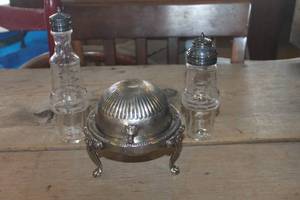 lot 4862 image: Vtg. Butter Dish Lion Head & More