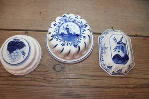 lot 4863 image: Vtg. Delft Blue Dcor Plates