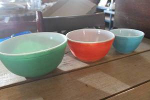 lot 4865 image: Vtg. Pyrex Mixing Bowls