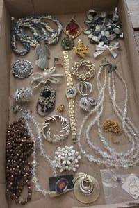 lot 4887 image: Vintage Brooches, Jewelry and More
