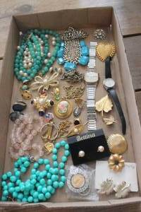 lot 4888 image: Vintage Brooches, Jewelry and More