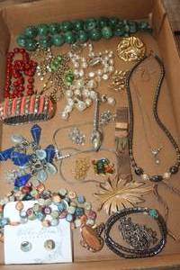 lot 4889 image: Vintage Brooches, Jewelry and More