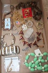 lot 4890 image: Vintage Jewelry and More
