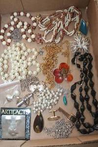 lot 4891 image: Vintage Jewelry and More