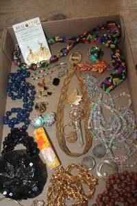 lot 4892 image: Vintage Jewelry & More