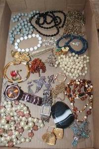 lot 4894 image: Vintage Jewelry and More