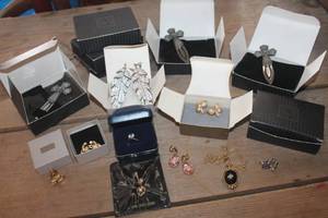 lot 4896 image: Avon Jewelry, Booksmarks & More