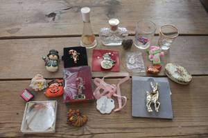 lot 4897 image: Vtg. Holiday Brooches and More