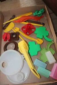 lot 4904 image: Vtg. Tupperware Party Favors, Toothbrush Holders & More
