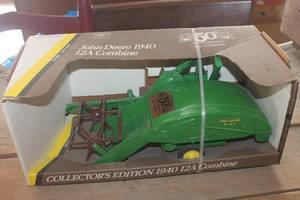 lot 4918 image: NIB John Deere 1940 12A Combine 50th Anniversary