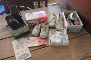 lot 4923 image: Vintage Baby Shoes some wOriginal Boxes