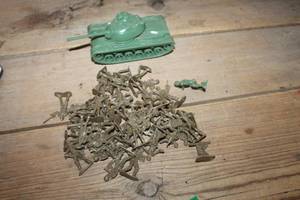 lot 4930 image: Vtg. Army Toy Tank and Soldiers