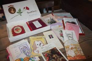 lot 4937 image: Vtg. Russell Stover Chocolate Box wVtg. Cards