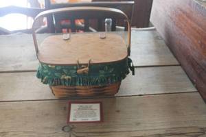 lot 4948 image: Vtg. Longaberger Basket wLiner & Protector