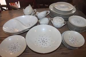 lot 4978 image: Vtg. Petite Bouquet by Japan China Dish Set