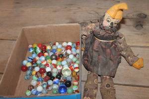 lot 4986 image: Flat of Marbles & More
