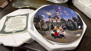lot 4835 image: Bradford Exchange Disney Disneyland 40th Anniversary Collector Plate - Sleeping Beautys Castle - Retail $25
