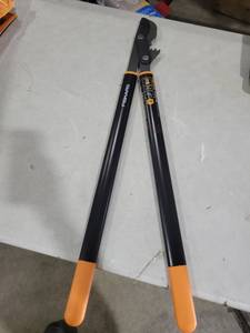 lot 1653 image: Fiskars Powergear 32in Bypass Lopper With Aluminum Handle
