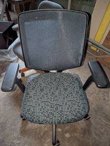 lot 1107 image: office chair, used.
