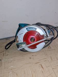 lot 1111 image: Makita Circular Saw, used, works.