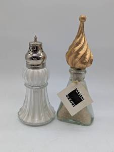 lot 1198 image: Lady Primrose Shaker and Bath Salt Set