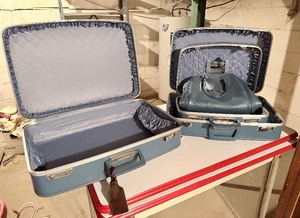 lot 8 image: Vintage Luggage Set w Train Case & Toiletry Bag